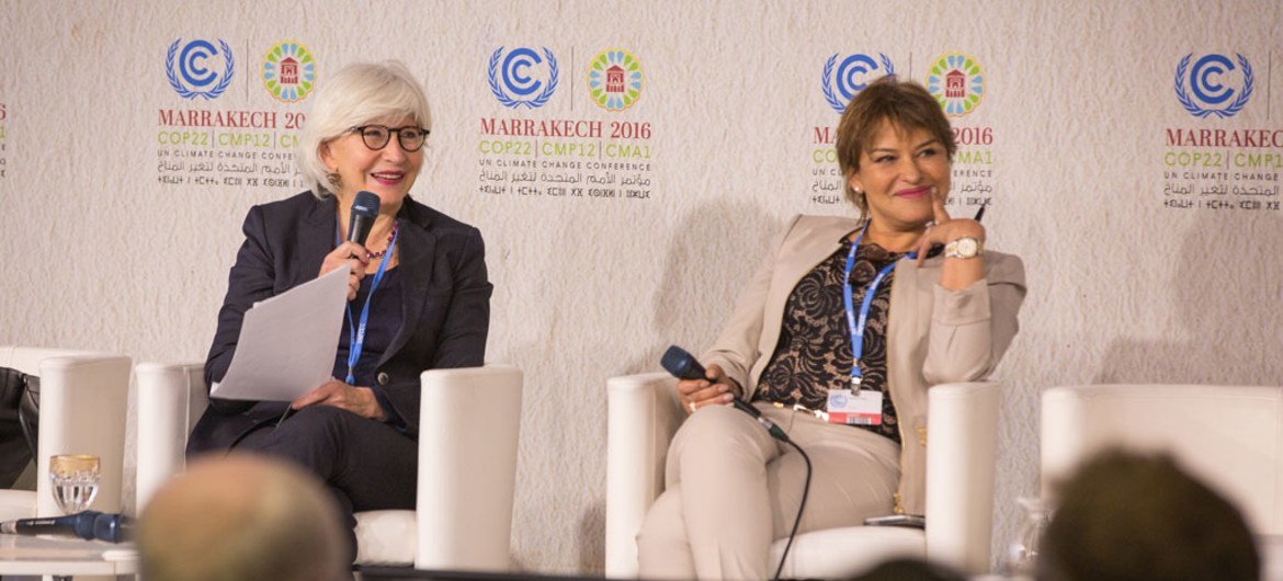 السفيرة لورانس توبيانا (يسار) والوزيرة المغربية حكيمة الحيطي في مؤتمر صحفي في مراكش، المغرب، خلال مؤتمر الأطراف 22. المصدر: الاتفاقية الإطارية بشأن تغير المناخ
