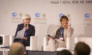 Les Championnes pour l'action climatique, l'Ambassadrice française Laurence Tubiana (à gauche) et la Ministre marocaine chargée de l'environnement, Hakima El Haité, à la Conférence sur le climat à Marrakech. Photo CCNUCC