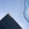 在纽约联合国总部飘扬的联合国旗帜。