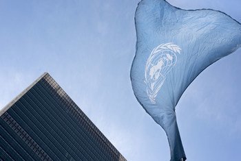 علم الأمم المتحدة فوق المقر في نيويورك. المصدر: الأمم المتحدة / مارك غارتن