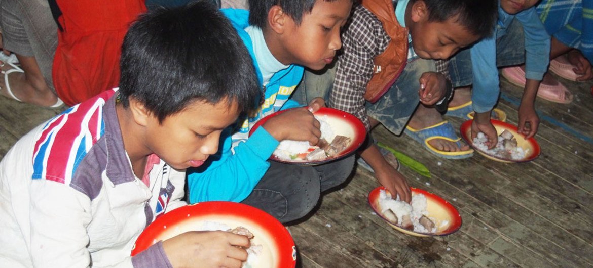 أطفال يتناولون وجبة في مدرسة في ميانمار. المصدر: اليونيسف / محمد حسن بدرول