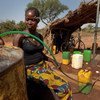 Une femme dans le village de Badnoogo, au Burkina Faso, collecte de l'eau propre. Photo Banque mondiale/Dominic Chavez