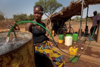 Une femme dans le village de Badnoogo, au Burkina Faso, collecte de l'eau propre. Photo Banque mondiale/Dominic Chavez