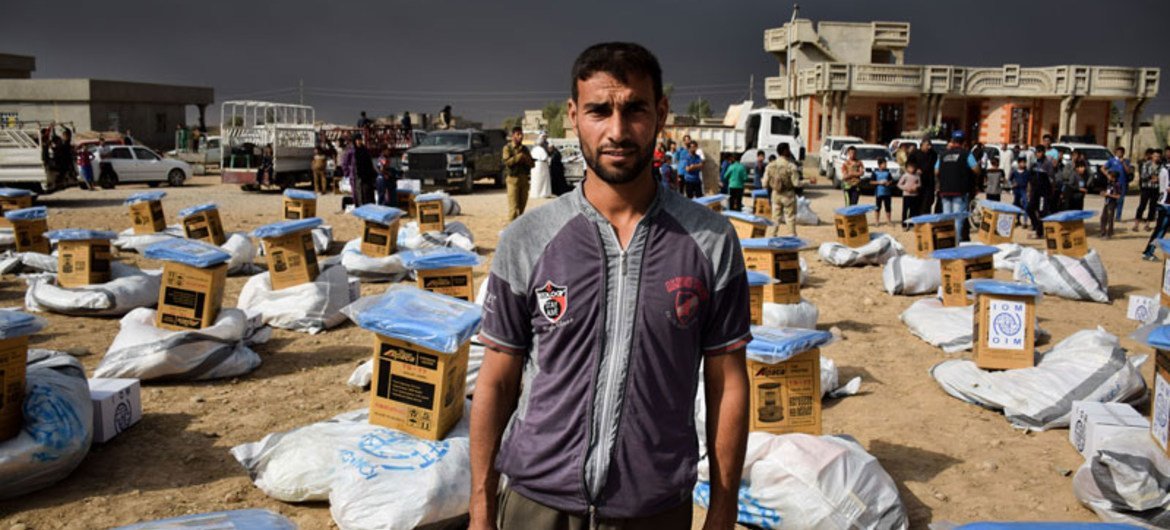 المنظمة الدولية للهجرة تقوم بتوزيع مواد غير غذائية قرب الموصل، العراق، للأسر النازحة. المصدر: المنظمة الدولية للهجرة / جيني سباركس