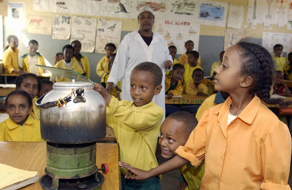 Des enfants font un test scientifique dans une salle de classe à Harar, en Ethiopie.