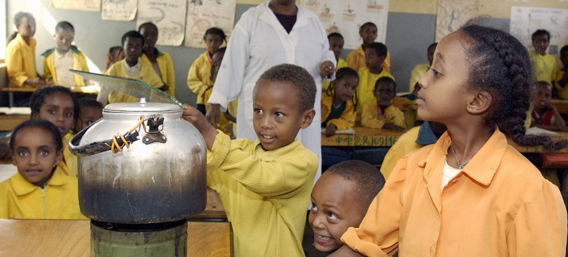 أطفال  يقومون بإجراء تجربة علمية في أحد الفصول الدراسية في هرار،  إثيوبيا. (أرشيف) المصدر: الأمم المتحدة / إسكندر ديبيبى