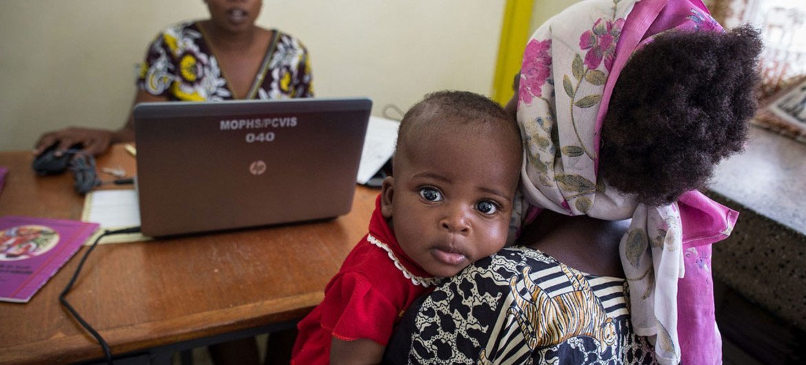 一名肯尼亚婴儿正在接受保健体检。全球免疫联盟图片/Evelyn Hockstein