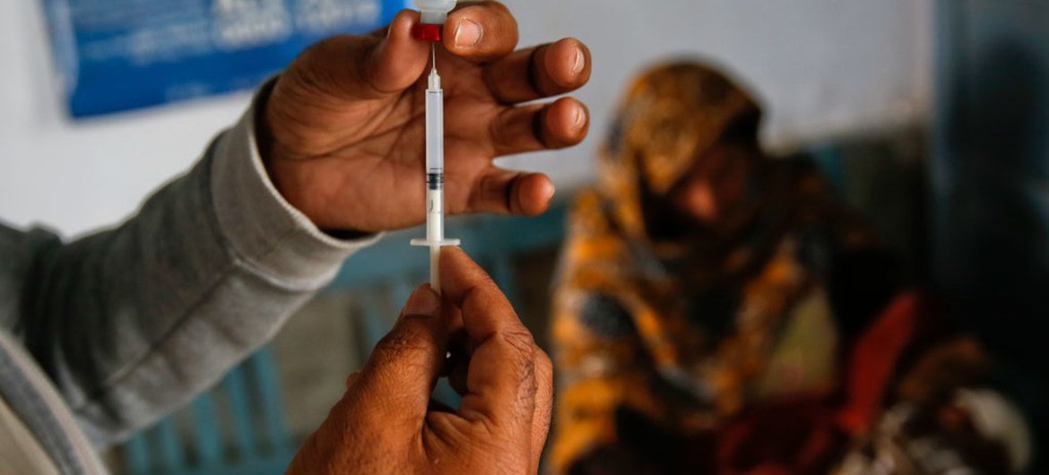Un fonctionnaire prépare un vaccin PCV 10 pour la pneumonie dans un centre de santé situé dans le District de Nankana, Province de Punjab, au Pakistan.