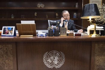 Le Secrétaire général de l'ONU, Ban Ki-moon, discute au téléphone avec le Président-élu américain, Donald Trump. Photo ONU