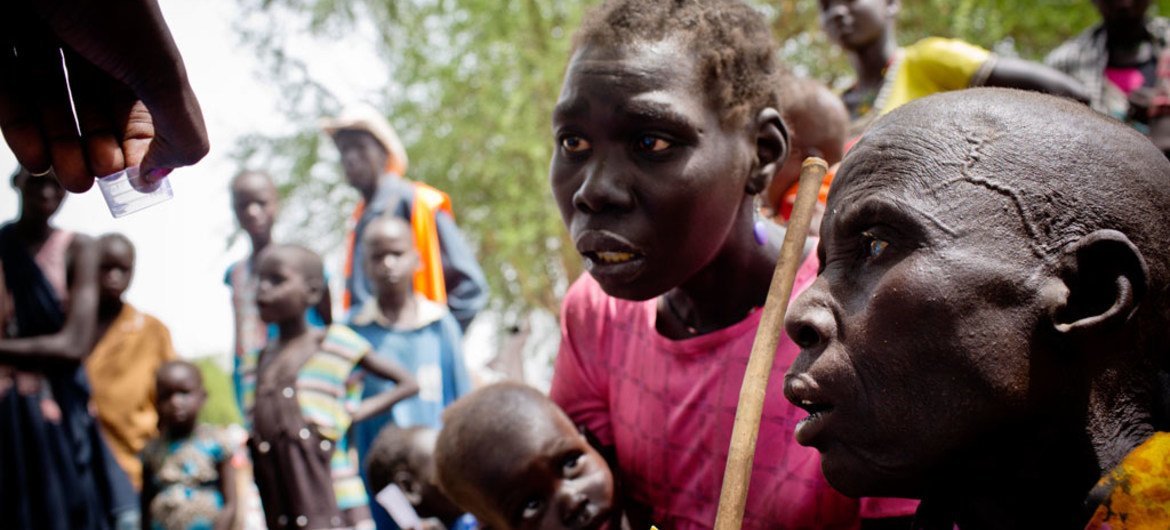 南苏丹平民。 这位母亲正在一个紧急粮食配送点等待给营养不良的孩子领取抗生素。儿基会图片/Kate Holt