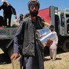 مواطنون أفغان عائدون من باكستان يتلقون مساعدات غذائية.