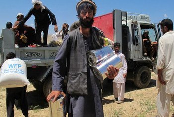 Afghans who returned to their village in Deh Sabz from Pakistan, receive food supplies of fortified wheat flour, pulses, vegetable oil and salt from WFP.
