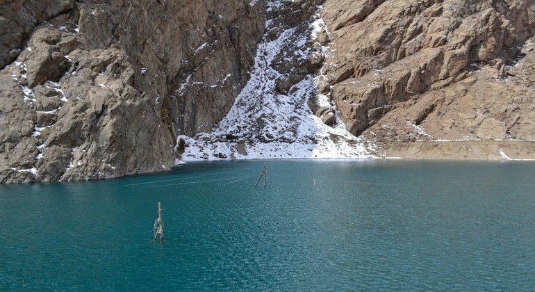 В Центральной Азии дефицит воды, а также ограниченный доступ к природным ресурсам и энергии способствуют росту региональной напряженности. На фото: горный район Таджикистан, где сосредоточены запасы пресной воды. 