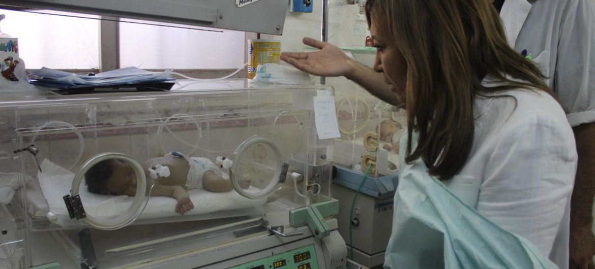 UNICEF representative in Syria Hanaa Singer visits the Aleppo University Hospital.