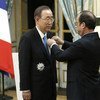 Le Secretaire général de l'ONU, Ban Ki-moon, (à gauche) reçoit les insignes de Grand Officier de la Légion d'honneur de la part du Président de la République française, François Hollande. Photo ONU/Evan Schneider