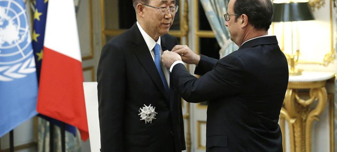 Le Secretaire général de l'ONU, Ban Ki-moon, (à gauche) reçoit les insignes de Grand Officier de la Légion d'honneur de la part du Président de la République française, François Hollande. Photo ONU/Evan Schneider