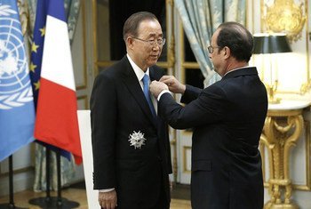 Secretary-General Ban Ki-moon (left) receives the insignia of the <em>Grand Officier de la Légion d'honneur</em> (the Grand Officer of the Legion of Honour) from President François Hollande of France.