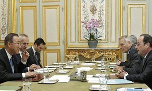 Le Secrétaire général de l'ONU, Ban Ki-moon, (1er à partir de la gauche) lors d'une réunion de travail avec le Président de la République française, François Hollande (1er à partir de la droite) et le Ministre français des affaires étrangères, Jean-Marc Ayrault (2e à partir de la droite) au Palais de l'Elysée. Photo ONU/Evan Schneider
