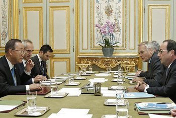 Le Secrétaire général de l'ONU, Ban Ki-moon, (1er à partir de la gauche) lors d'une réunion de travail avec le Président de la République française, François Hollande (1er à partir de la droite) et le Ministre français des affaires étrangères, Jean-Marc A
