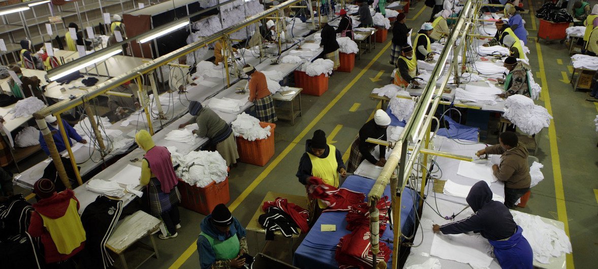 Migrantes menos qualificados podem ser operários, como nesta fábrica no Lesoto.