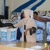 Oficiales Electorales cuentan los votos durante proceso electoral en Baidoa, Somalia en Noviembre 16 de 2016. Foto: UN/ Sabir Olad