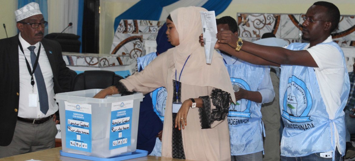 Des agents électoraux dépouillent les bulletins de vote durant le processus électoral visant à choisir les membres de la chambre basse du Parlement fédéral à Baidoa, en Somalie, le 16 novembre 2016. Photo ONU / Sabir Olad