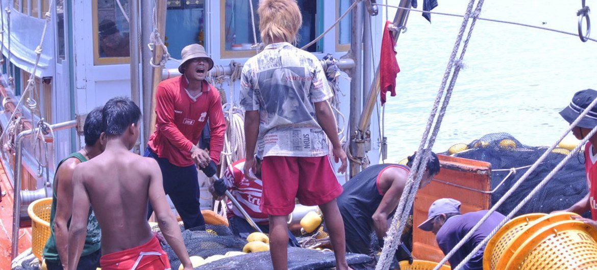 Travailleurs migrants à bord d'un bateau de pêche thaïlandais. 