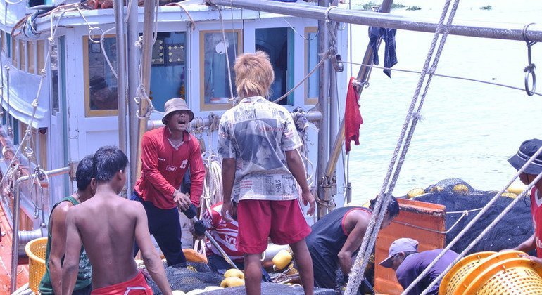 Trabajadores migrantes a bordo de un buque pesquero tailandés. El empleo informal en Asia y el Pacífico representa un porcentaje alrededor del 68%.