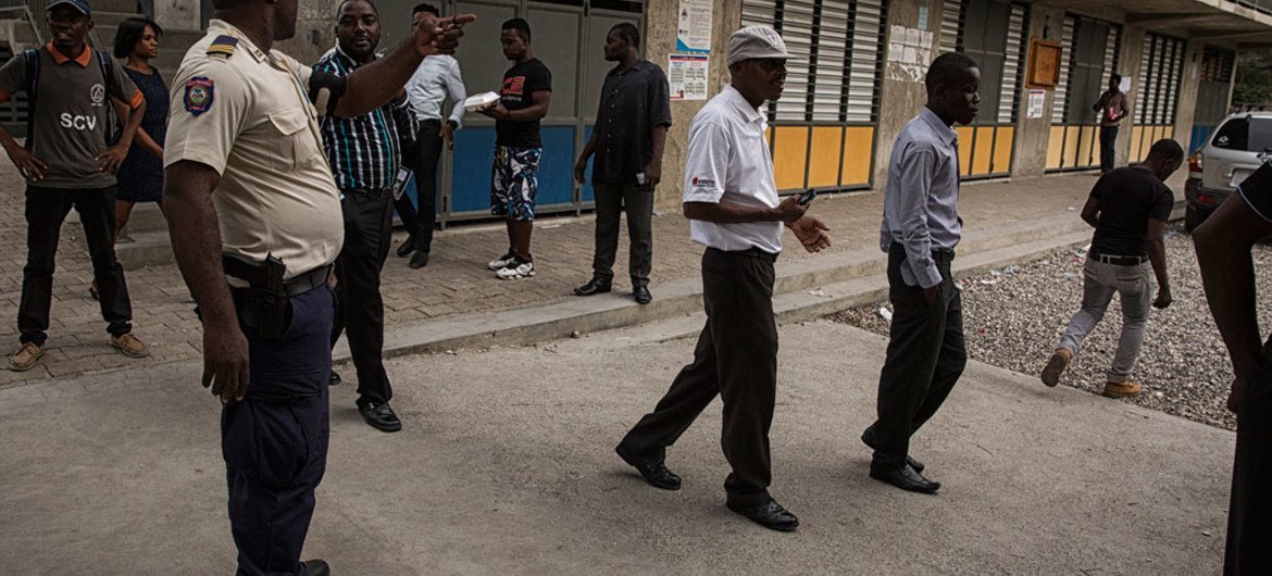 أفراد الشرطة الوطنية الهايتية  يرافقون الناخبين من مراكز الاقتراع، في بورت أو برنس، هايتي، 20 نوفمبر، 2016. المصدر : الأمم المتحدة / بعثة الأمم المتحدة / لوغان أباسي