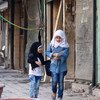 2016年11月，在深受冲突影响的叙利亚阿勒坡，两名女孩在放学回家的路上。  儿基会图片/Rami Zayat