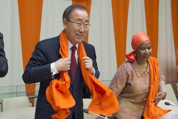 Le Secrétaire général Ban Ki-moon (à gauche) avec la Directrice exécutive d'ONU-Femmes, Phumzile Mlambo-Ngcuka, lors d'une manifestation sur la lutte contre la violence à l'égard des femmes. Photo ONU/Eskinder Debebe