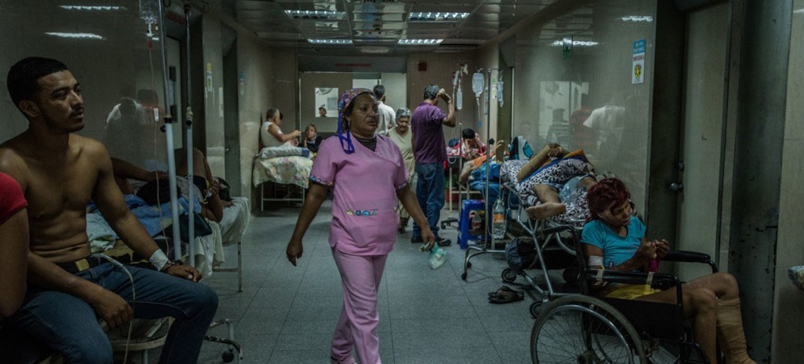 (ARCHIVO) En los hospitales públicos de Venezuela se agotan la mayoría de las medicinas y el material médico necesario. 