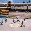 在海地莱凯一所学校的院子里，几个男孩正在踢足球。飓风马修过后，数几百人借住在这所学校里。儿基会图/Roger LeMoyne