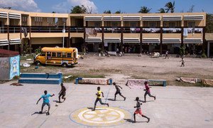 Des enfants jouant au football dans la cour d'une école qui a servi d'abri pour des centaines de personnes affectées par l'ouragan Matthew aux Cayes, en Haïti. Photo UNICEF/Roger LeMoyne