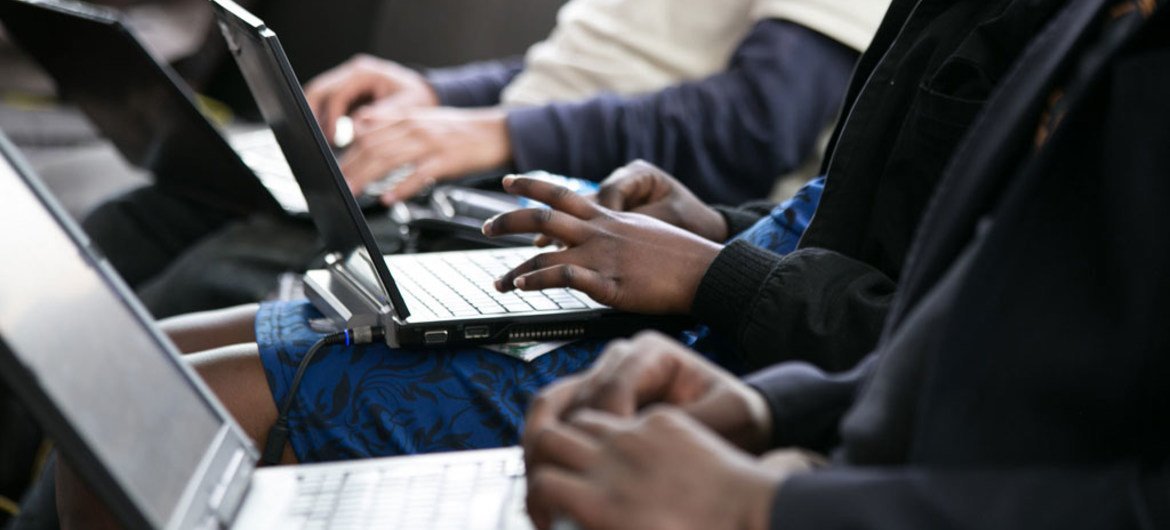 أشخاص يستخدمون أجهزة الكمبيوتر في مقهى للانترنت في نيروبي بكينيا. 