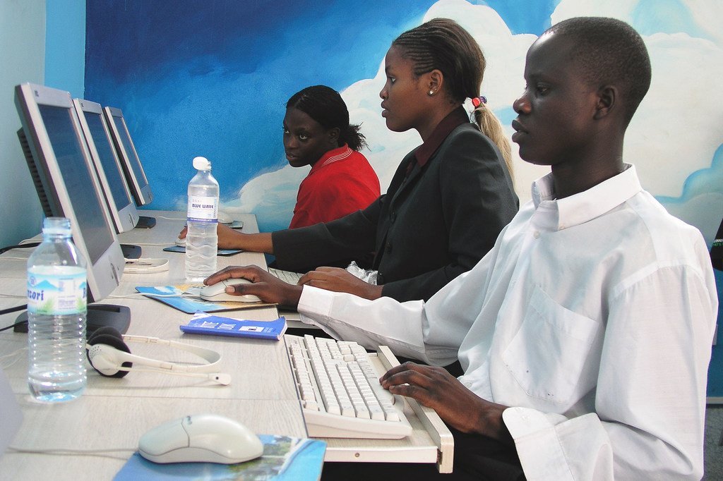 Des jeunes utilisant des ordinateurs dans un café Internet à Kampala, en Ouganda. 