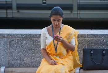 一名少女正在查看手机信息。图片来源：世界银行/Simone D
