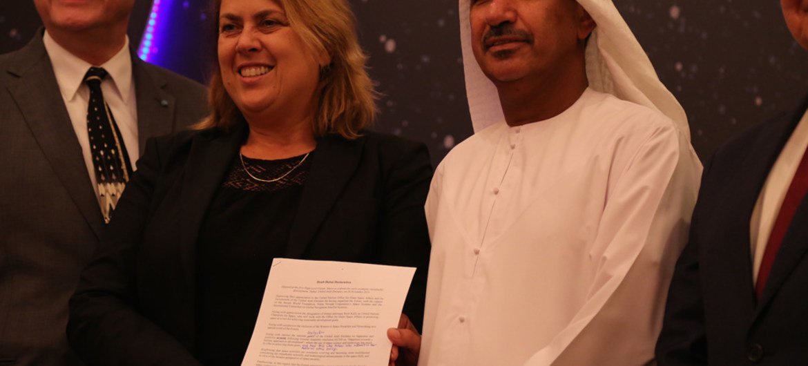 Michael Simpson, Directeur exécutif de Secure World Foundation (à gauche); Simonetta Di Pippo, Directrice du Bureau des Nations Unies pour les affaires spatiales (UNOOSA) (au centre); et Mohammed Nasser Al-Ahbabi, de l'Agence spatiale des Emirats arabes u
