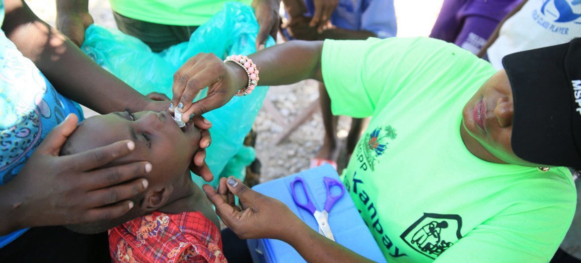 Una enfermera administra la vacuna contra el cólera en Figuers,Haití.