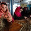阿富汗妇女在编织篓筐。联阿援助团/Fardin Waezi