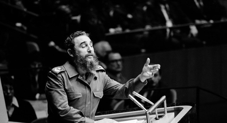 رئيس كوبا السابق فيدل كاسترو روز، يلقي خطابه أمام الجمعية العامة في مقر الأمم المتحدة في نيويورك في 1979. 