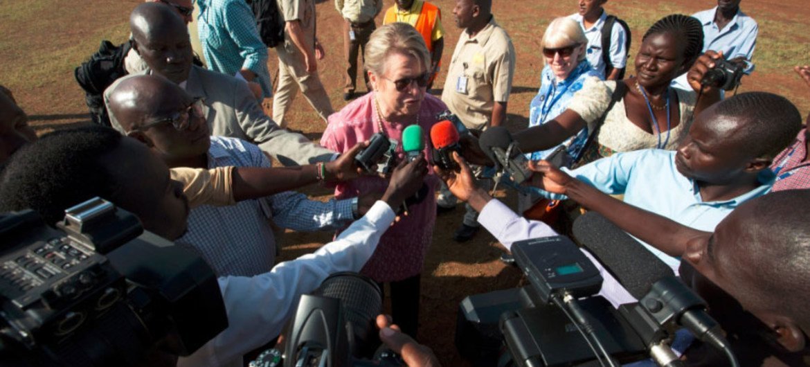 La chef de la Mission des Nations Unies au Soudan du Sud (MINUSS), Ellen Margrethe Løj (au centre) parle à des journalistes. Photo MINUSS