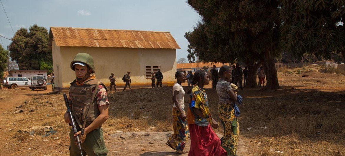 قوات حفظ السلام التابعة للأمم المتحدة في دورية في بريا، جمهورية أفريقيا الوسطى. (من الأرشيف) المصدر: الأمم المتحدة / نكتاريوس ماركوجيانس
