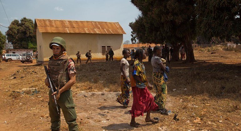 Un Casque bleu en patrouille à Bria, en République centrafricaine (archives). Photo ONU/Nektarios Markogiannis