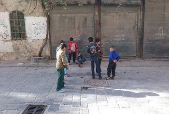 Un groupe d'enfants joue dans un quartier de la vieille ville d'Alep, en Syrie.