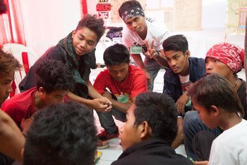 Youth volunteers and counsellors discussing protection against HIV through correct knowledge and skills, with a group of adolescent boys in Zamboanga City, Philippines. Photo: UNICEF/UNI177053/Palasi
