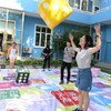 شباب يلعبون لعبة "المعرفة بفيروس نقص المناعة البشرية" خلال فعالية لتعزيز الصحة الجنسية والإنجابية بين المراهقين بدعم من مركز الصين للتثقيف الصحي و يونيسف الصين. المصدر: اليونيسيف / شيا يونغ