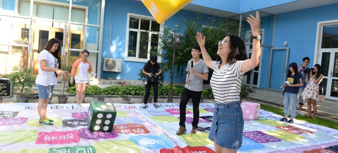 شباب يلعبون لعبة "المعرفة بفيروس نقص المناعة البشرية" خلال فعالية لتعزيز الصحة الجنسية والإنجابية بين المراهقين بدعم من مركز الصين للتثقيف الصحي و يونيسف الصين. المصدر: اليونيسيف / شيا يونغ