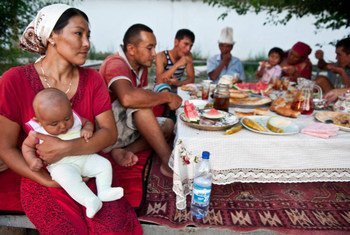 Фермерская семья в Кыргызстане за столом во время обеда. Фото Сергея Козмина