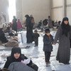 Wanawake na watoto wa Syria waliotawanywa kutoka Mashariki mwa Aleppo wakipata hifadhi karibu na eneo la viwanda la al-Mahalij